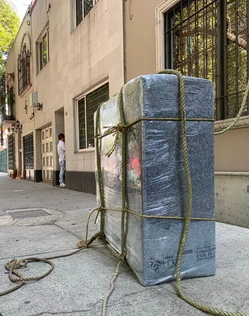 Mueble embalado con film y sogas para traslado seguro